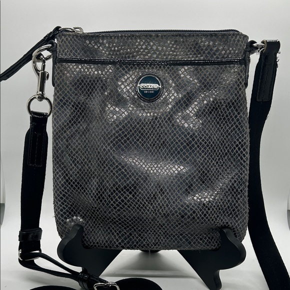 Coach Handbags - Coach Dark Blue Snakeskin Print Leather Detachable Strap Crossbody Bag Purse 🌺🌺